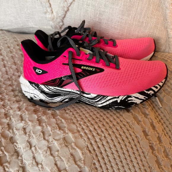 Brooks - Picture 3 of 5